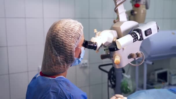 眼科外科医生 外科医生正在对矫正视力进行外科治疗 — 图库视频影像