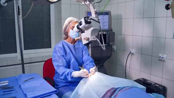 Oftalmologista Olha Microscópio Cirurgião Com Ferramentas Oftalomológicas Durante Tratamento Cirúrgico — Vídeo de Stock