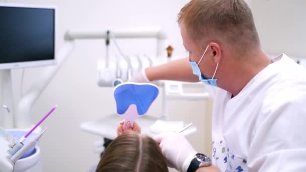 Diş Hekimliği Kliniğindeki Hasta Erkek Dişçi Hastaların Dişlerinde Çalışıyor — Stok video