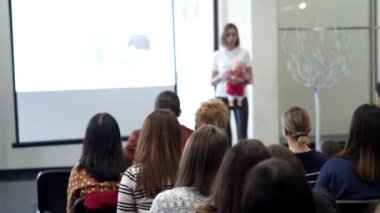 Seminer Toplantı Konferansı. Konferanstaki insanlar hocayı dinliyor.
