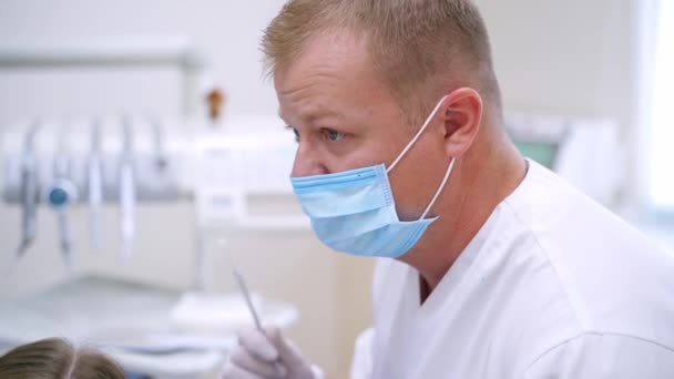 Retrato Médico Clínica Estomatología Dentista Trabajando Con Paciente Hospital Moderno — Vídeos de Stock