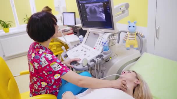 Badanie Ultrasonograficzne Ciała Badanie Lekarskie Kobiet Pomocą Urządzeń Ultrasonograficznych — Wideo stockowe