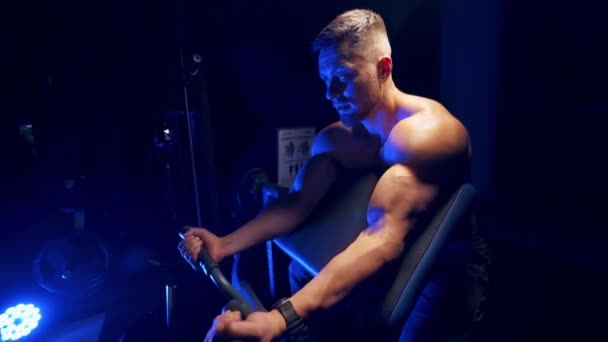 Ung Mann Trener Gymsalen Ung Fokusert Muskelmann Trening Gym – stockvideo