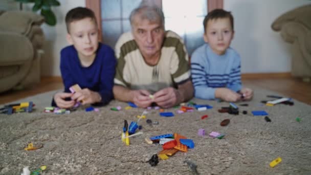 Dziadek Wnuki Bawią Się Pokoju Mali Szczęśliwi Chłopcy Bawią Się — Wideo stockowe