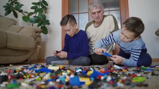 Dědeček Čeká Doma Dítě Dědeček Hraje Dítětem Spoustou Barevných Plastových — Stock video