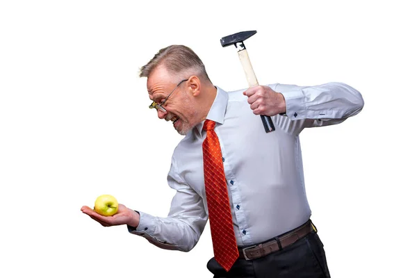 Сильний Бізнесмен Сорочці Чоловік Тримає Молоток Вказуючи Яблуко Ізольовані Білому — стокове фото