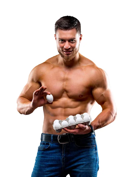 Muscled Idrottsman Håller Ett Ägg Och Förpackning Hälsosam Mat Protein — Stockfoto