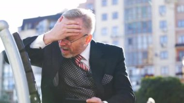 Heyecanlı adam cep telefonuyla oyun oynuyor. Akıllı telefonuyla oyun oynayan konsantre sakallı adamın portresini kapat.