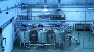 Sanayi süt üretimi. Süt fabrikasının yeni boru hatlarını ve varillerini çalın