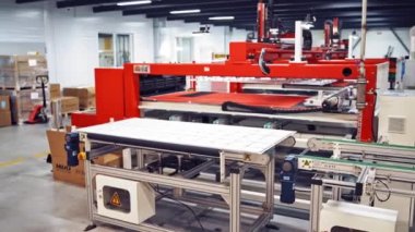 Güneş panelleri üretimi. Güneş paneli imalat fabrikasındaki makineler