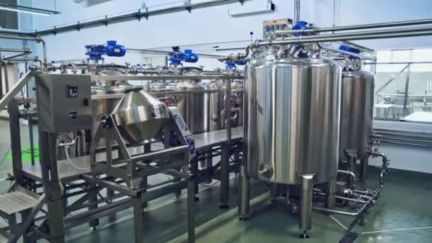 Süt Ürünleri Fabrikasındaki Ekipman Paslanmaz Çelik Bacak Destek Tanklarıyla Modern — Stok video
