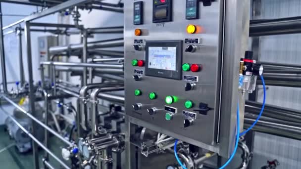 Süt Fabrikası Üretimi Otomatik Mekanize Sağma Ekipmanları Tarım Arazisi Endüstrisi — Stok video