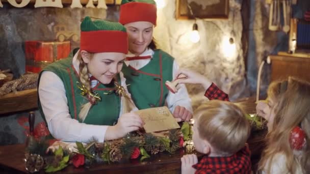 Mutlu Elfler Çocuklarla Mektuplar Hazırlıyor Elfler Çocuklar Noel Zarf Hazırlıyorlar — Stok video