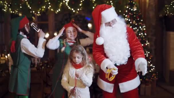 Spaß Mit Kindern Glücklicher Weihnachtsmann Mit Lachenden Und Lachenden Kindern — Stockvideo