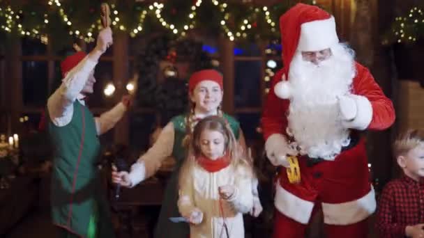 Crianças Dançando Cantando Natal Crianças Felizes Brincando Com Papai Noel — Vídeo de Stock
