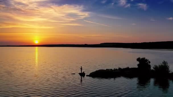 美しい川を飛んでいる 日没に対する川の上の空中風景飛行 — ストック動画