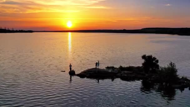 空中風景の自然 田舎の川の上で日没の空中ショット — ストック動画