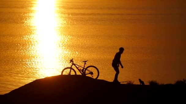 Uomo Con Bicicletta Appoggiato Sulla Spiaggia Silhouette Dell Uomo Riposo — Video Stock