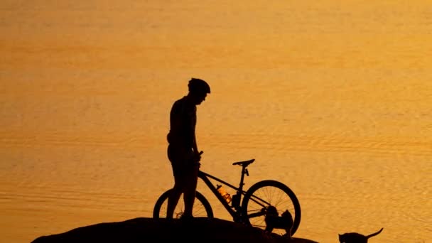 Uomo Con Bicicletta Che Riposa Vicino Fiume Silhouette Dell Uomo — Video Stock