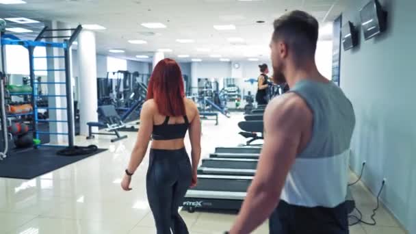 夫妻二人一起在体育馆锻炼 两对活跃的情侣一起进入健身馆 — 图库视频影像