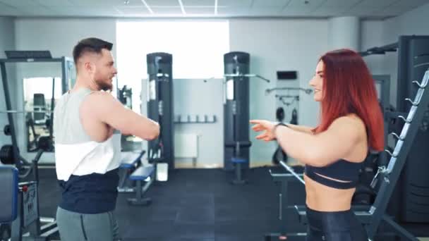 Κάνουμε Ασκήσεις Μαζί Μυώδεις Αθλητές Που Κάνουν Προπόνηση Στο Γυμναστήριο — Αρχείο Βίντεο