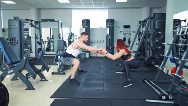 Ζευγάρι Κατά Διάρκεια Της Άσκησης Στο Γυμναστήριο Κοντινό Πλάνο Του — Αρχείο Βίντεο