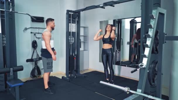Entraînement Couple Dans Centre Fitness Jeune Belle Femme Faisant Des — Video
