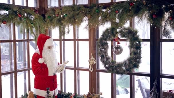 Декоративная Комната Деда Мороза Санта Клаус Номере Украшенном Рождеству — стоковое видео