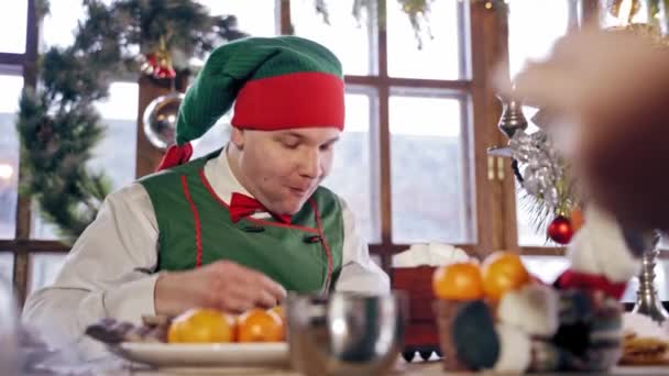 Elf Masada Yemek Yiyor Noel Elfleri Noel Yemeğini Masada Yiyor — Stok video
