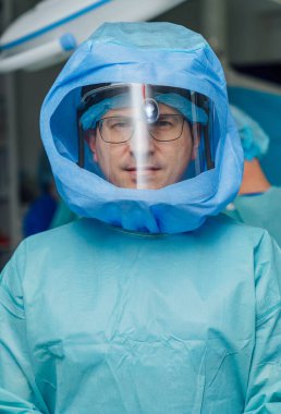 Profesyonel hastanede Coronavirus güvenlik giysisi. Koruyucu steril tıbbi giysi.