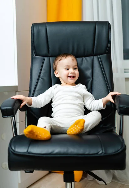 Jovem Garoto Atraente Cadeira Escritório Couro Pouco Alegre Bebê Chefe — Fotografia de Stock