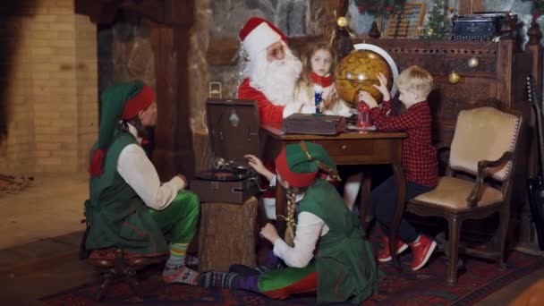 Kerstfeest Met Kerstman Kerstman Legt Meisje Iets Nieuws Uit — Stockvideo
