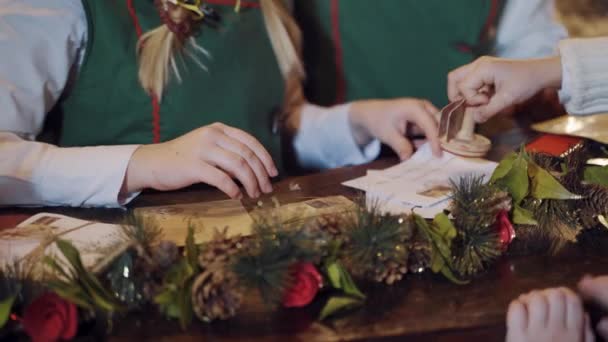 Dużo Listów Życzeniami Dla Mikołaja Dzieci Pomagają Elfom Przygotowywać Listy — Wideo stockowe