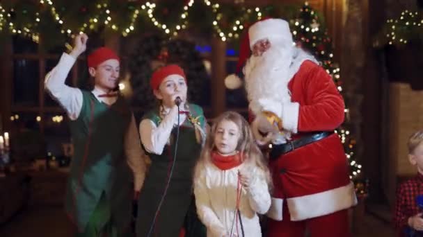 Счастливые Дети Санта Клаусом Рождественский Вечер Санта Клаусом Эльфами — стоковое видео