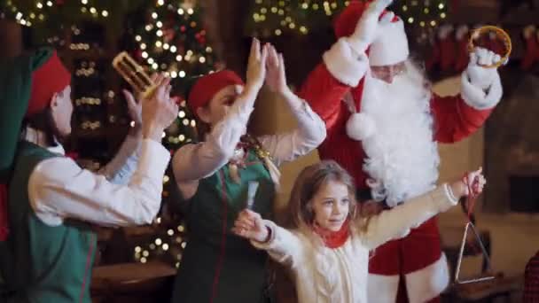 Santa Claus Bailando Con Niños Niños Divirtiéndose Con Santa Claus — Vídeos de Stock