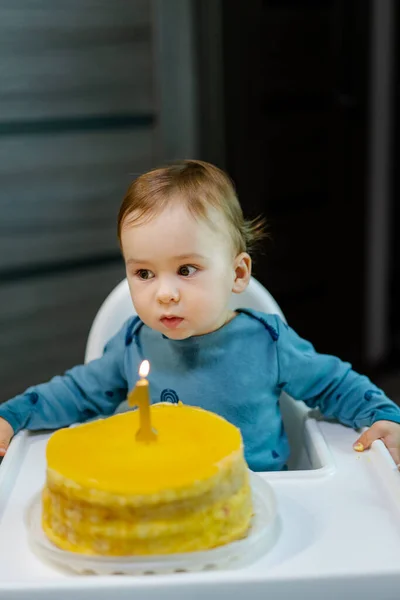Pequeno Bebê Comemorando Seu Primeiro Aniversário Frente Dele Bolo Com — Fotografia de Stock