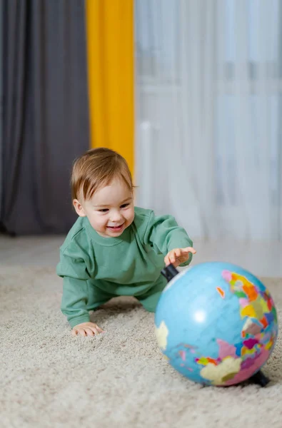 Happy Baby Globe Child Exploring World — Stock Photo, Image