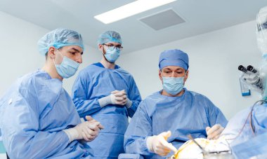 Hastanede çalışan doktor uzmanlar. Cerrahi uzman takımı..