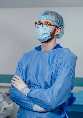 Hastane maske ve üniforma uzmanı. Profesyonel sağlık görevlisi erkek..