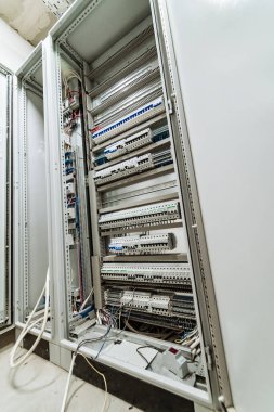 Elektrik santrali trafosu. Enerji teknolojisi anahtar dolabı.