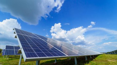 Modern ekoloji güneş enerjisi pilleri. Elektrik için güneş panelleri alanı.