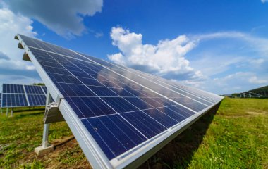 Güneş ışığıyla elektrik üretimi. Sahadaki güneş panelinin yakın görüntüsü.