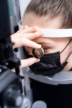 Göz bilimi görüşü muayenesi. Optometri hastasının göz testi.