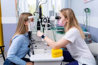 Görme düzeltme prosedürü. Doktor tarafından göz muayenesi.