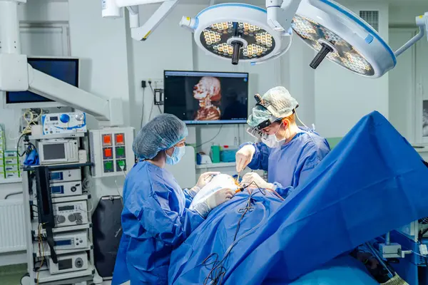Medici Professionisti Che Operano Neurochirurgia Moderno Processo Ospedaliero — Foto Stock