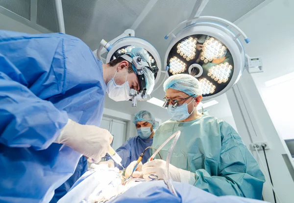 Una Squadra Chirurghi Sala Operatoria Medici Specialisti Che Lavorano Sala — Foto Stock
