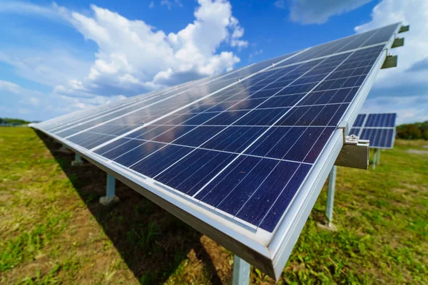 Vista Cerca Del Panel Solar Campo Generación Electricidad Con Luz —  Fotos de Stock