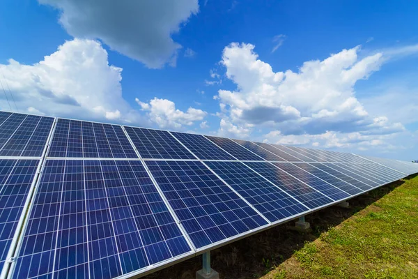 Çevresel Fotovoltaik Elektrik Teknolojisi Yeşil Elektrik Üretmek Için Güneş Panelleri — Stok fotoğraf