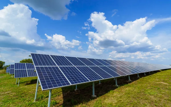 Виробництво Сонячної Енергії Екологічна Електроенергія Сонячних Панелей — стокове фото
