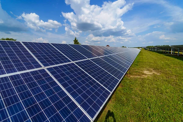Zonnepanelen Veld Voor Elektriciteit Moderne Ecologie Zonne Energie Batterijen — Stockfoto